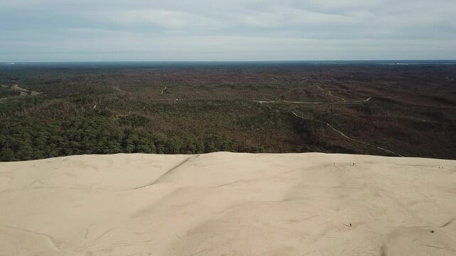 La dune du Pilat est une dune situ&eacute;e en Gironde &agrave; l'entr&eacute;e du bassin d'Arcachon, sur la c&ocirc;te d'Argent, en bordure du massif forestier des Landes de Gascogne, dans le sud-ouest de la France