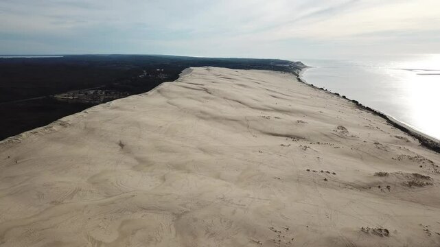 La dune du Pilat est une dune situ&eacute;e en Gironde &agrave; l'entr&eacute;e du bassin d'Arcachon, sur la c&ocirc;te d'Argent, en bordure du massif forestier des Landes de Gascogne, dans le sud-ouest de la France