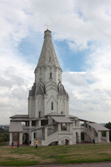 Obraz premium Russia Moscow Kolomenskoye Ascension Cathedral on a cloudy day