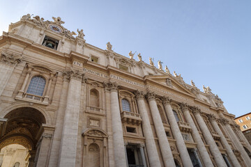 Obraz premium The Facade of Rome's St Peter's Basilica