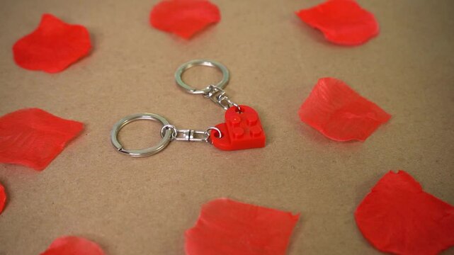 Couple keychains in the shape of a heart on rose petals