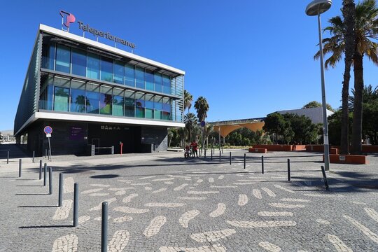 Immeuble de bureaux moderne de la soci&eacute;t&eacute; Teleperformance, vu de l'ext&eacute;rieur, ville de Lisbonne, Portugal