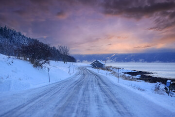 Obraz premium Snowy road in the agricultural area Byneset, Trondheim