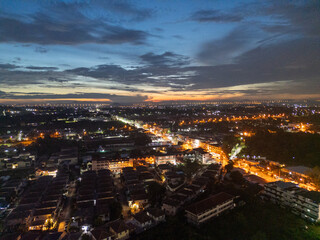 태국 파타야 좀티엔 도심의 화려한 야경과 도시 스카이라인 풍경
