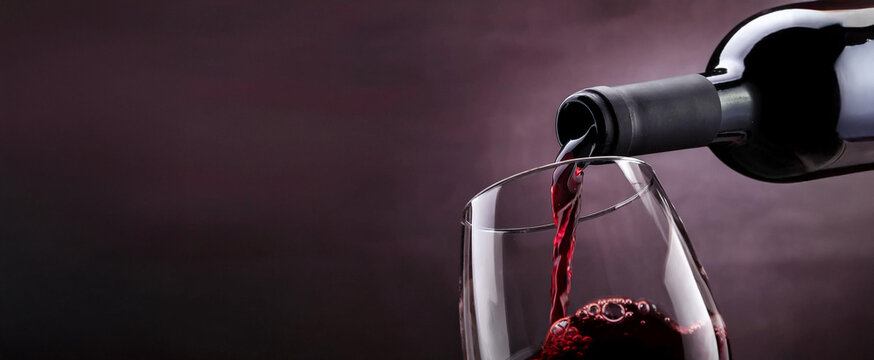 Escena de botella de vino sirviendo vino en una copa elegante