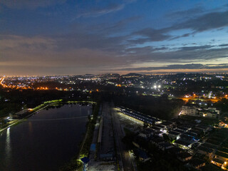 태국 파타야 좀티엔 도심의 화려한 야경과 도시 스카이라인 풍경
