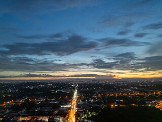 태국 파타야 좀티엔 도심의 화려한 야경과 도시 스카이라인 풍경
