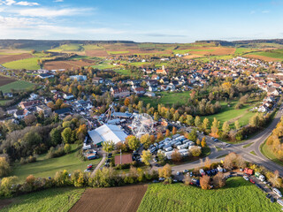 Luftbild von der Stadt Tengen im Hegau w&auml;hrend dem Sch&auml;tzele-Markt, ein traditionelles Volksfest in S&uuml;dbaden