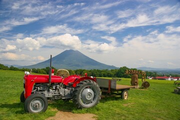 牧場の赤いトラクター