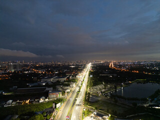 한적한 새벽시간의 밝게 빛나는 수쿰빗 도로의 풍경. 