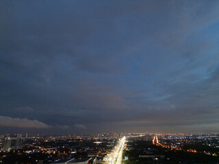 태국 파타야 좀티엔 도심의 화려한 야경과 도시 스카이라인 풍경

