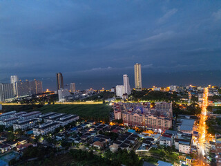 태국 파타야 좀티엔 도심의 화려한 야경과 도시 스카이라인 풍경

