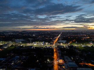 한적한 새벽시간의 밝게 빛나는 수쿰빗 도로의 풍경. 