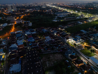 Fototapeta premium 한적한 새벽시간의 밝게 빛나는 수쿰빗 도로의 풍경. 