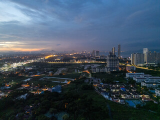 태국 파타야 좀티엔 도심의 화려한 야경과 도시 스카이라인 풍경
