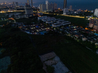 태국 파타야 좀티엔 도심의 화려한 야경과 도시 스카이라인 풍경
