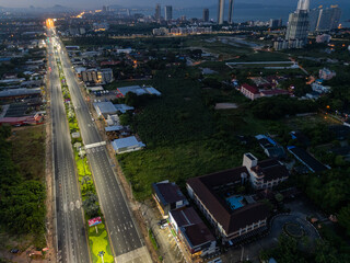 태국 파타야 좀티엔 도심의 화려한 야경과 도시 스카이라인 풍경
