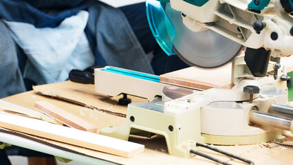 DIY、大工、木工、電動、ノコギリ、マルノコ、丸鋸、卓上、木材、職人、工具、建築、家具、ブレード、切断、切る、カット、カッター、男性、日本人、手元、アップ、鋸、趣味、道具、日曜大工、のこぎり、ライフスタイル、仕事、住宅、室内、工事、レンタル、手作り、机上、手、材木、クローズアップ、エレクトロニクス、テクノロジー、技術、工務店、小屋、自作、補修、改修、リフォーム、電気、作業、人物