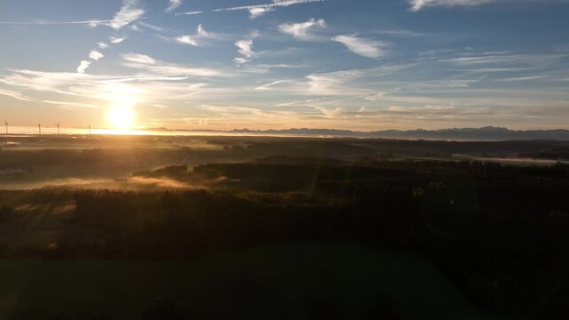 Herbstlicher Sonnenaufgang im Nebel

Tauchen Sie ein in die magische Atmosph&auml;re eines herbstlichen Morgens, festgehalten aus der Luft. Diese beeindruckende Drohnenaufnahme zeigt die sanften Sonnenstra