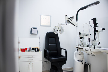 Wyposażony gabinet do badania wzroku, okulista, optometrysta