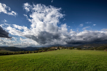 Landschaft im Sauerland bei Herbststimmung und vielen Wolken