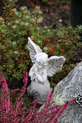 Friedhofsengel auf einem Grab mit Heidekraut