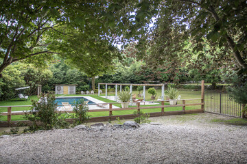 Piscine dans un jardin