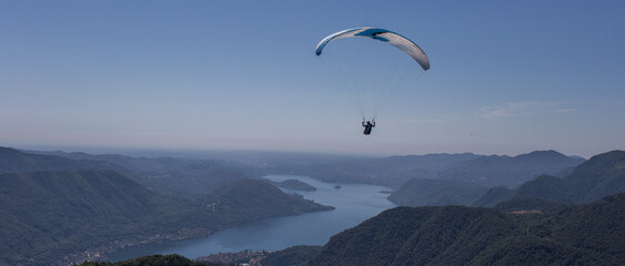 Parapente au-dessus du lac Majeure