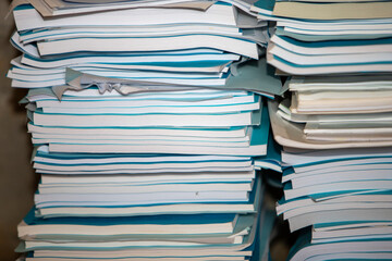 Piles de nombreux papiers, documents administratifs avec une couverture de couleur bleue