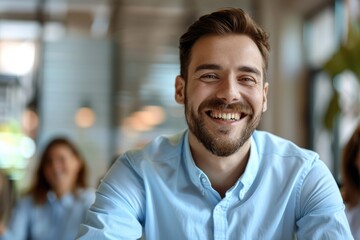 Obraz premium Happy businessman teacher on webcam training employees and students.