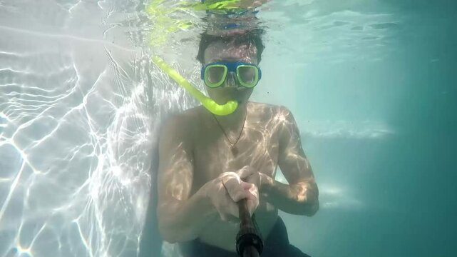 homem faz mergulho em piscina com mascara 