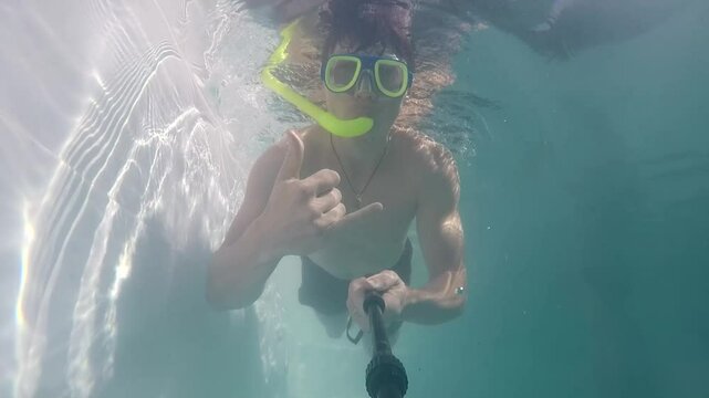 homem faz mergulho em piscina com mascara 