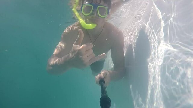 homem faz mergulho em piscina com mascara 