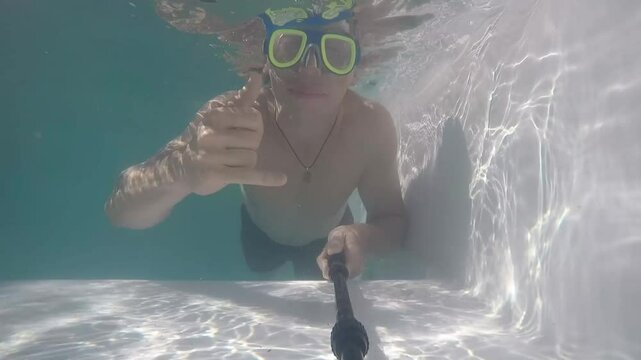 homem faz mergulho em piscina com mascara 