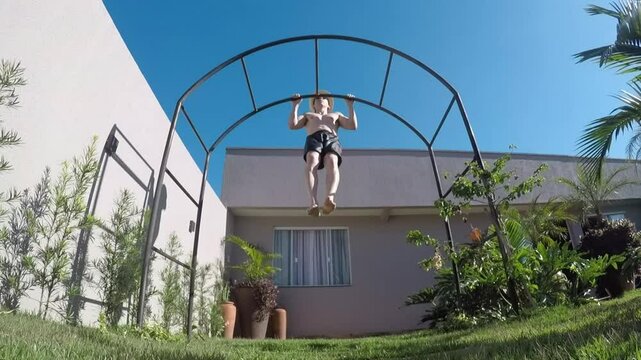 homem ffaz exercicios fis&iacute;cos ao  ar livre