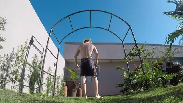 homem fez treino de calistenia ao ar livre, muscula&ccedil;&atilde;o com o peso do corpo 