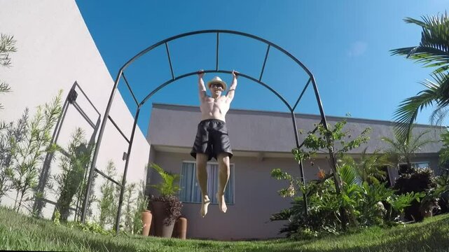 homem fez treino de calistenia ao ar livre, muscula&ccedil;&atilde;o com o peso do corpo 