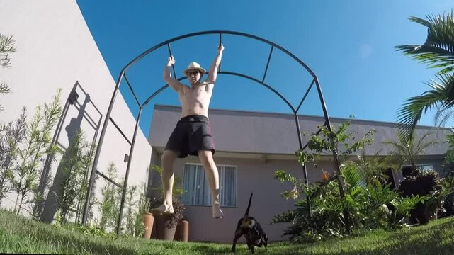 homem fez treino de calistenia ao ar livre, muscula&ccedil;&atilde;o com o peso do corpo 