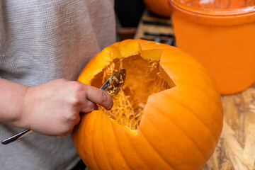 Kürbis schnitzen zu Halloween mit unterschiedlichen Werkzeugen