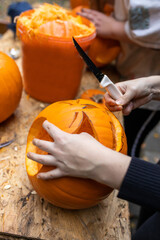 Einen Kürbis mit Messern und Löffel zu Halloween bearbeiten