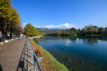 Fototapeta premium Along the lakeside of the river Adda with its beautiful autumn colors, fishing boats and wild nature