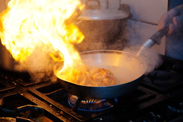 Panela Flanbando Camarão Fogo