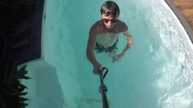 homem se diverte no ver&atilde;o em piscina spa 
