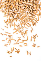 Holz Pellets rieseln, weisser Hintergrund