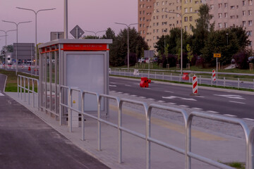 Nowy przystanek autobusowy komunikacji miejskiej na przystanku o nazwie miasta OSTROWIEC ŚWIETOKRZYSKI wieczorem po zachodzie słońca. Zmierzch letniego dnia (tuż przed końcem lata - o świcie jesieni) 