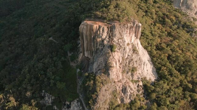 Toma a&eacute;rea de las cascadas petrificadas de Hierve El Agua, en Oaxaca M&eacute;xico.