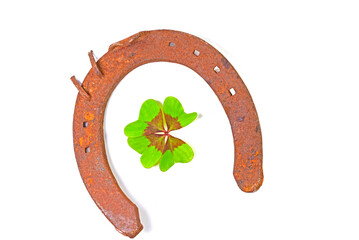 Altes Hufeisen vor weißem Hintergrund