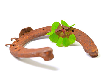 Altes Hufeisen vor weißem Hintergrund