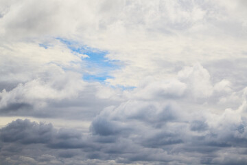 Obraz premium A cloud-covered sky, blue sky through dense clouds, dense white clouds in the sky