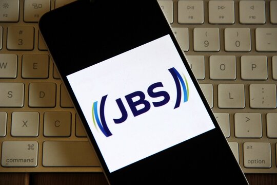 JBS - Empresa brasileira do setor de alimentos fundada em 1953 em Goi&aacute;s. A companhia opera no processamento de carnes bovina, su&iacute;na, ovina, de frango, de peixe e plant-based.
